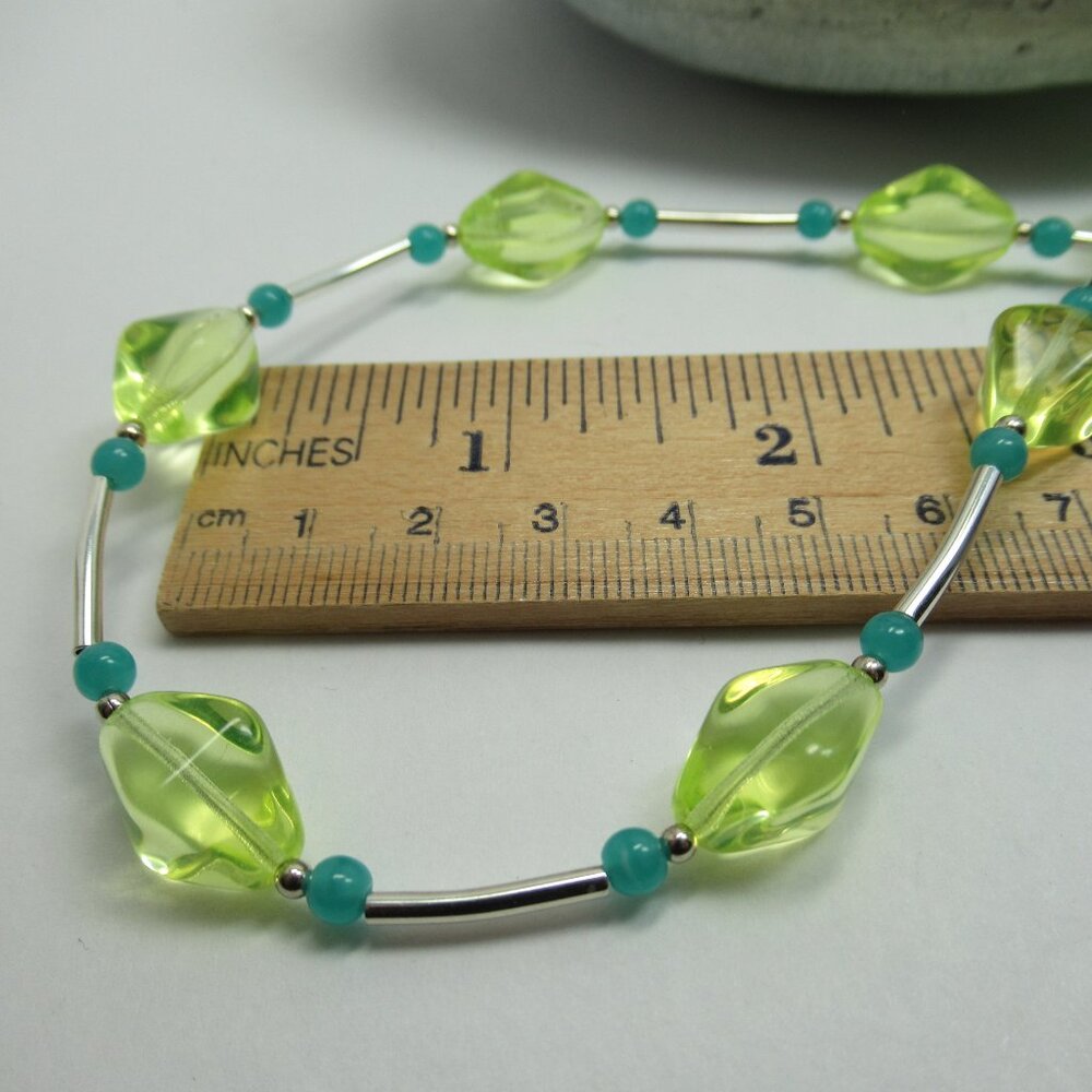 Uranium glass bead necklace - Picture 9 of 10